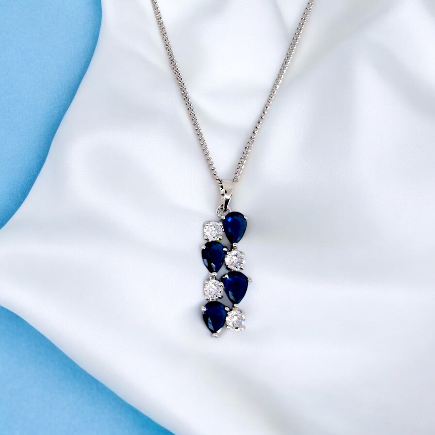 Collana con cristalli blu