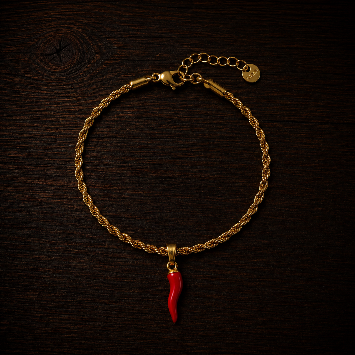 Bracciale intrecciato con corno rosso