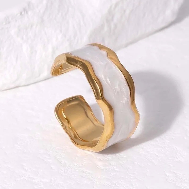 Anello con smalto bianco